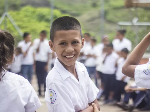 Lachender Junge in Honduras