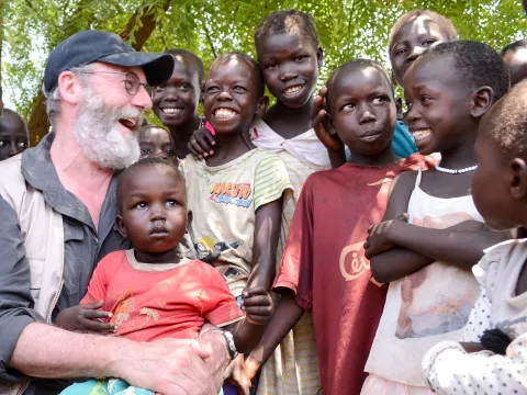 Cunningham besucht Kinder im Südsudan