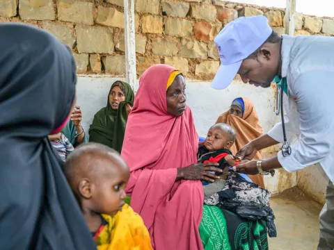 Zwei Mütter mit ihren Kindern in Somalia