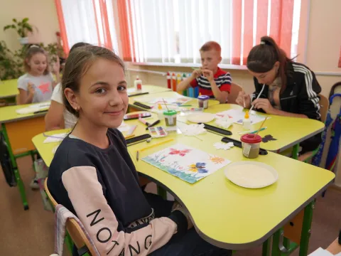 Ukrainische Kinder aus verschiedenen Regionen in einer Kunsttherapie-Gruppe