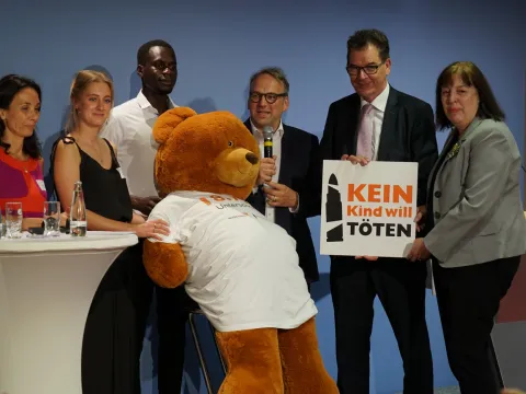 Minister Müller Übergabe der Petition gegen Kindersoldaten