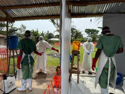 Helfer mit Schutzanzügen im Einsatz gegen Ebola