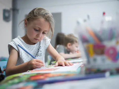 Ukrainisches Mädchen an der Schulbank