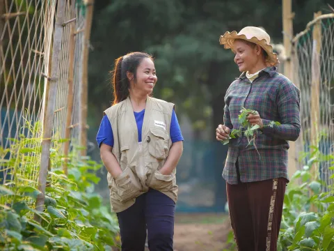 Entwicklungshilfe in Kambodscha, World Vision Mitarbeitende mit Bäuerin in Kambodscha