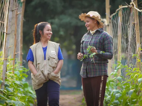 Entwicklungshilfe in Kambodscha, World Vision Mitarbeitende mit Bäuerin in Kambodscha