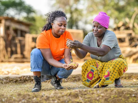 World Vision Mitarbeiter hilft