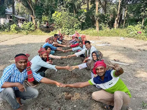 Gemeinschaftsarbeit im Ökodorf in Bangladesch, unterstützt von World Vision