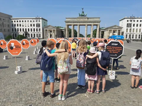 Aktion in Berlin Gewalt gegen Kinder
