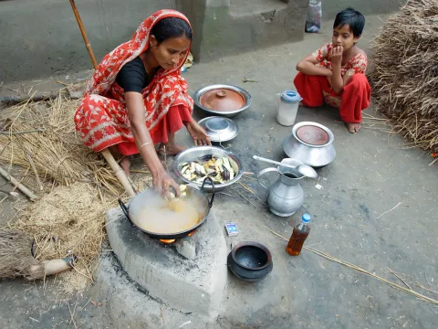Patenkind Munnis und ihre Mutter bereiten zusammen das Fischcurry zu.