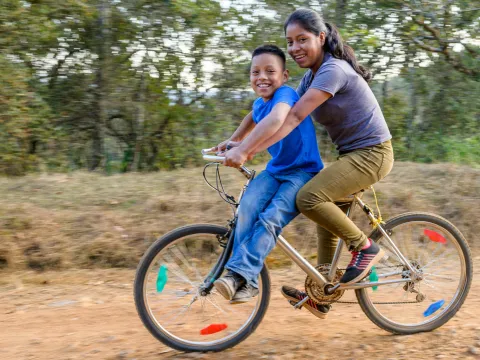 Kinder auf einem Fahrrad in Honduras