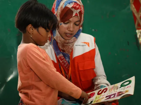 Leseübung mit einem geflüchteten Rohingya-Mädchen im World Vision-Kinderzentrum in Bangladesch