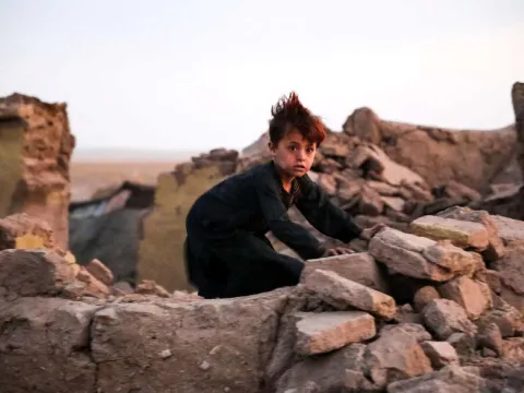 Junge in den Trümmern eines Hauses nach dem Erdbeben in Afghanistan
