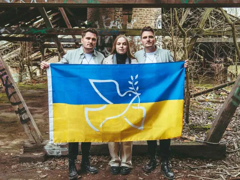 Die Kingtwiins mit einer ukrainischen Sängerin