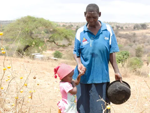 Farmer mit Kind in einer von Dürre betroffenen Region in Kenia