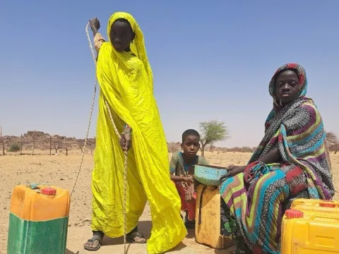 Kinder in Mauretanien vor Wasserstelle