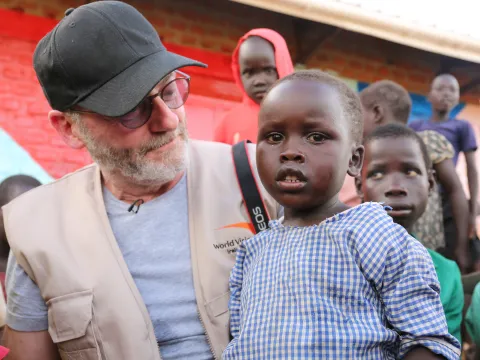 Liam Cunningham mit World Vision bei Flüchtlingen in Uganda