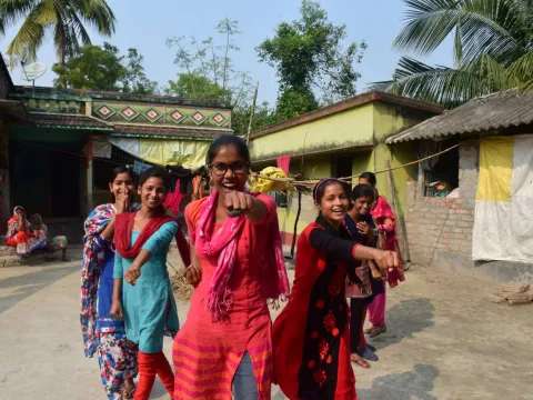 Selbstbewusste Girls Power Group in Indien
