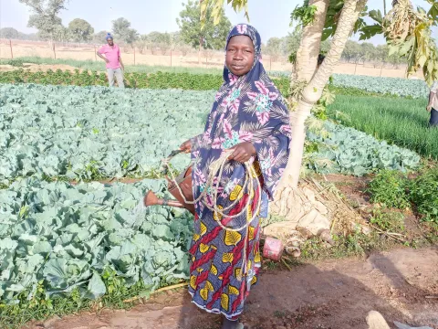 Frau vor ihrem Acker in Mali