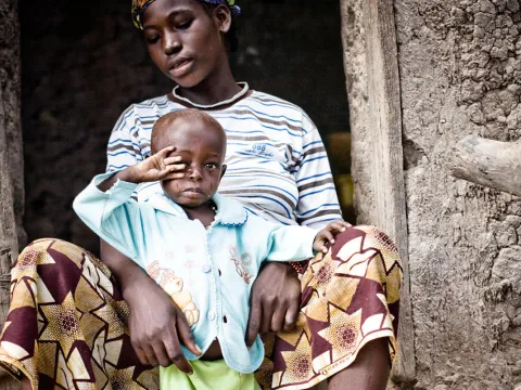 Mutter mit ihrem Sohn im Kampf gegen Frühverheiratung in Mali