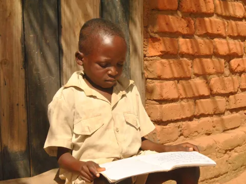 Patenkind Dennis in Malawi bei den Hausaufgaben