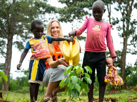 Jana Winkelsträter mit Kindern aus Kenia