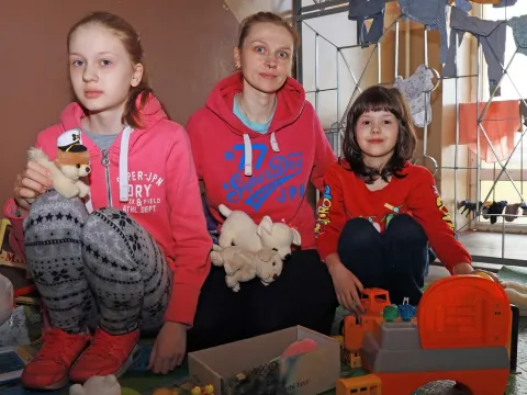 Eine ukrainische Mutter mit Töchtern in einer von World Vision unterstützten Notunterkunft