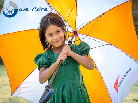 Mädchen mit Regenschirm gebrandet von PM We Care und World Vision