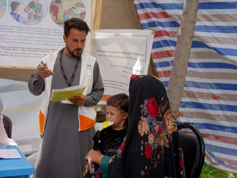 Tausende Afghanen verlassen täglich den Iran. World Vision unterstützt die Vertriebenen.