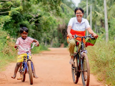 World Vision Mitarbeiterin mit Kind