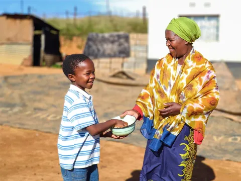 Kind mit Mutter in Eswatini