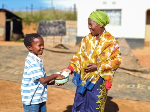 Kind mit Mutter in Eswatini