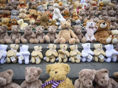 Mahnmal aus 740 Teddybären - Jede Kindheit zählt
