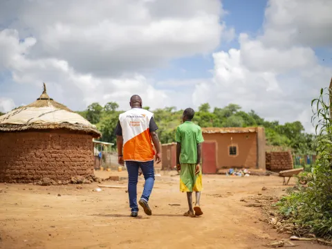 World Vision Mitarbeiter mit Kind