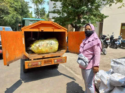 Eine Frau aus Indonesien unterstützt die Abfallwirtschaft