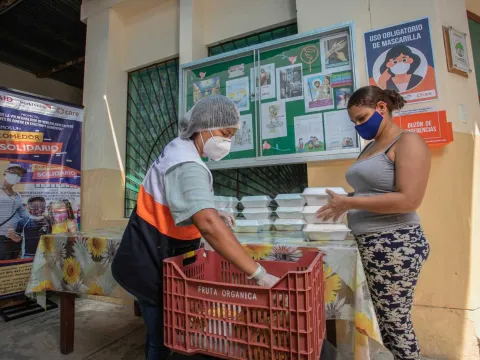 Zwei Frauen in Venezuela unterstützen bei der Verteilung von Lebensmitteln 