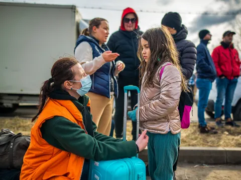 World Vision Mitarbeiterin mit ukrainischem Mädchen