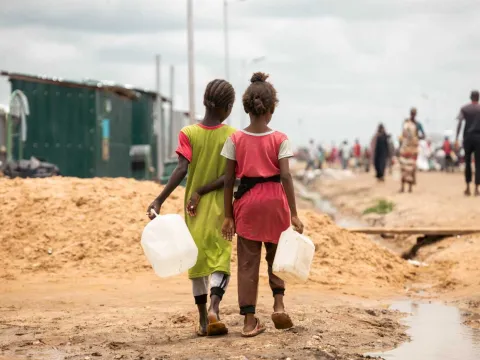 Zwei Kinder holen Wasser in einem Fluchtlingscamp im Sudan