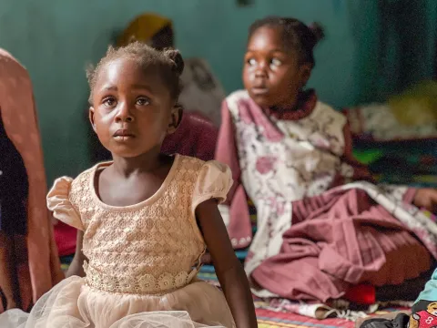 Mädchen, das an einem Kinderschutz-Aufklärungsprogramm in Darfur teilnimmt  