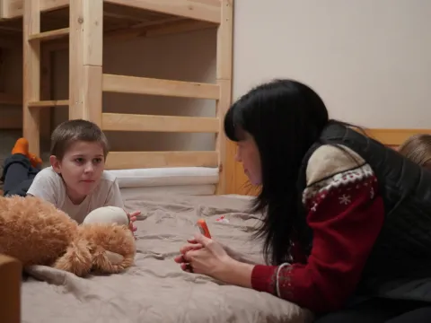 Kinder und Mütter in der Ukraine