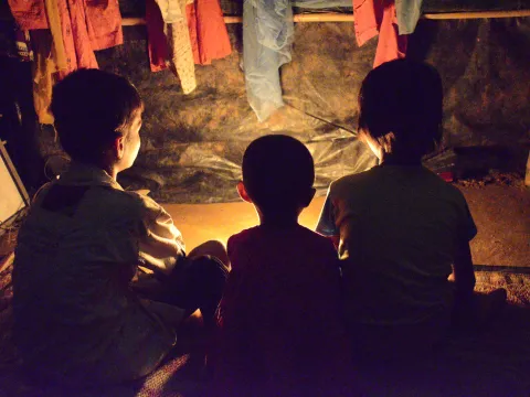 Drei Geschwister aus Myanmar vermissen ihre durch Krieg getöteten Eltern