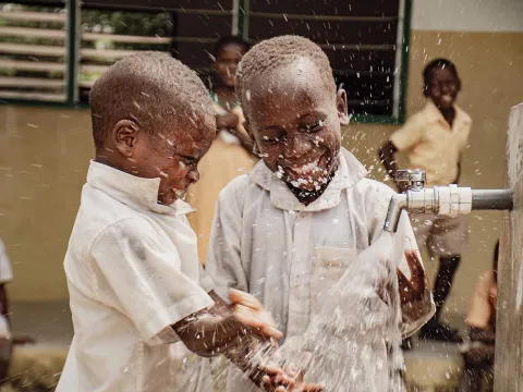 Wasser spenden