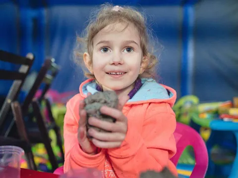 Kneten und Spielen an einem sicheren Ort hilft Kindern aus der Ukraine ihre Erlebnisse zu verarbeiten