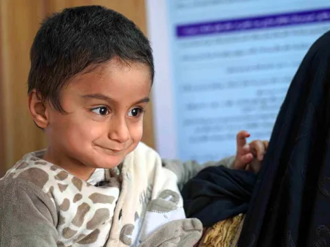 Ein vierjähriger Junge aus Afghanistan wird in einer Klinik von World Vision gegen schwere akute Unterernährung behandelt.