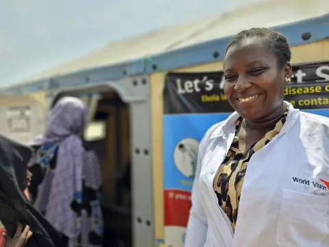 Hebamme Paula Atimango im Nothilfe-Einsatz an der Grenze zum Sudan