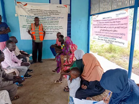 World Vision-Mitarbeiter unterstützt Frauen im Sudan bei Schutz vor Gewalt