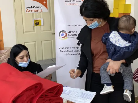 ADH unterstützt gemeinsam mit World Vision, die Opfer der Auseinandersetzungen, um Berk Karabach