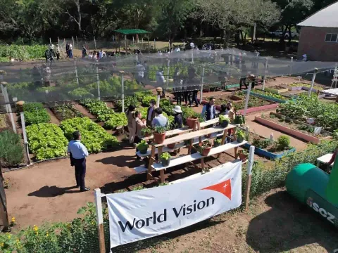 Gemeinsam mit ADH unterstützt World Vision die Menschen in Bolivien Zugang zu Gesundheitsvorsorge Verbesserung der Lebensgrundlagen zu erlangen