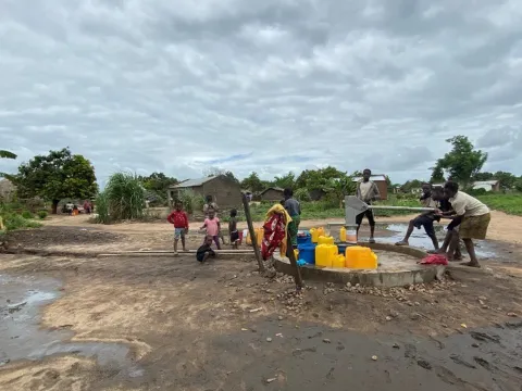 Nach Zyklon Idai wurden Wasserstellen errichten, damit die Menschen Zugang zu sauberem Wasser haben