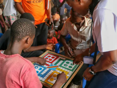 Kinder spielen zusammen ein Brettspiel