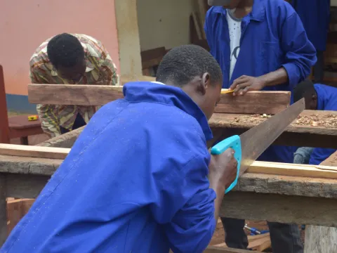 Junge im Südsudan bei der Ausbildung zum Schreiner